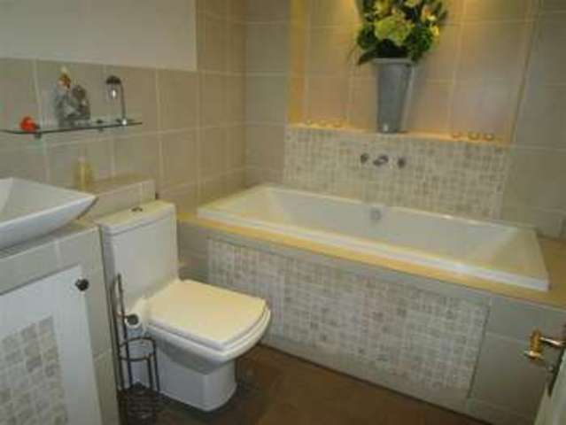 Image of 4 bedroom Property for sale in Earls Lane Slough SL1 at Earls Lane Cippenham Cippenham, SL1 5TD