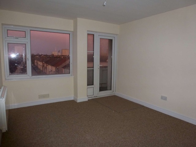  Image of 2 bedroom Flat to rent in Bramble Road Southsea PO4 at Embassy Court Bramble Road Southsea, PO4 0DS