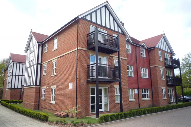  Image of 2 bedroom Flat to rent in St. Johns Road East Grinstead RH19 at St Johns Road  East Grinstead, RH19 3LB