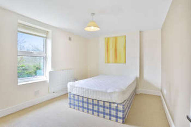  Image of 1 bedroom Flat for sale in Ewell Road Surbiton KT6 at Surrey  Surbiton, KT6 6HL