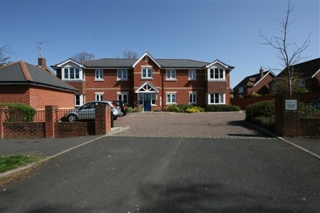  Image of 2 bedroom Flat to rent in Fircroft Close Tilehurst Reading RG31 at Reading, RG31 6LJ