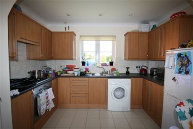  Image of 2 bedroom Flat to rent in Fircroft Close Tilehurst Reading RG31 at Reading, RG31 6LJ