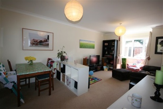  Image of 2 bedroom Flat to rent in Fircroft Close Tilehurst Reading RG31 at Reading, RG31 6LJ