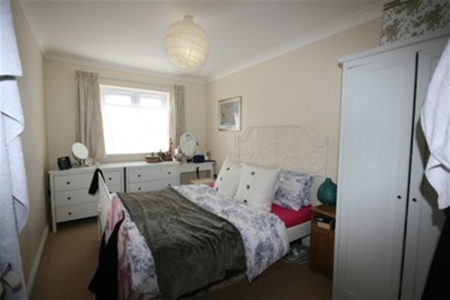  Image of 2 bedroom Flat to rent in Fircroft Close Tilehurst Reading RG31 at Reading, RG31 6LJ