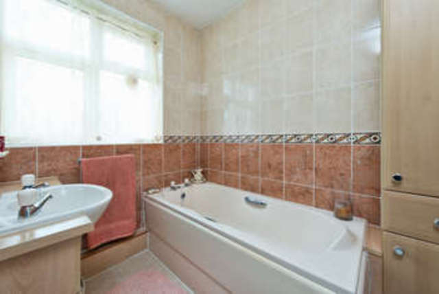  Image of 4 bedroom Detached house for sale in Coxwell Road Faringdon SN7 at Faringdon Oxfordshire, SN7 7EZ