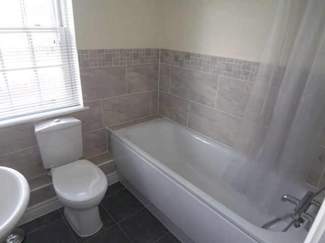 Image of 3 bedroom Detached house to rent in London Road Horsham RH12 at London Road  Horsham, RH12 1BA