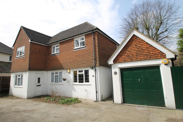  Image of 4 bedroom Detached house to rent in Foresters Drive Wallington SM6 at Wallington, SM6 9DG