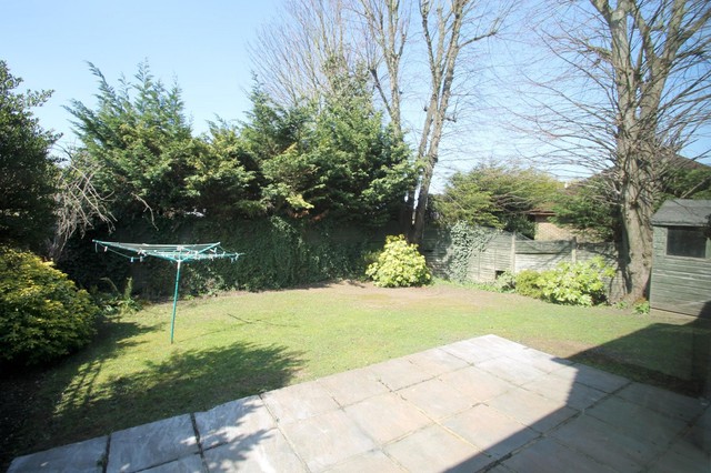  Image of 4 bedroom Detached house to rent in Foresters Drive Wallington SM6 at Wallington, SM6 9DG