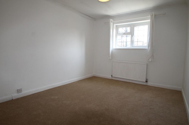  Image of 4 bedroom Detached house to rent in Foresters Drive Wallington SM6 at Wallington, SM6 9DG