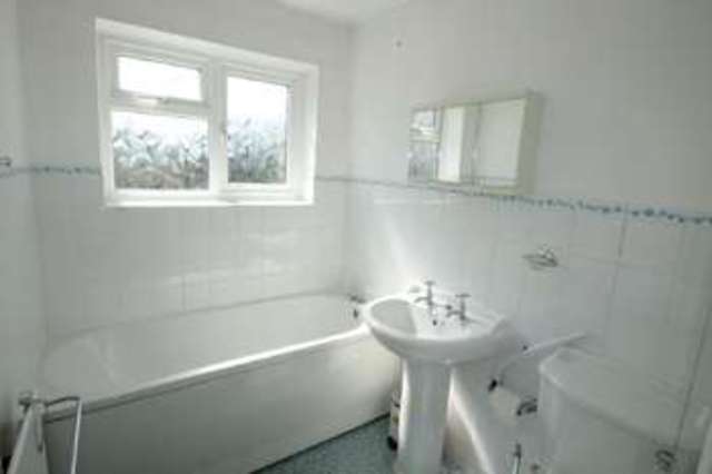  Image of 4 bedroom Detached house to rent in Foresters Drive Wallington SM6 at Wallington, SM6 9DG