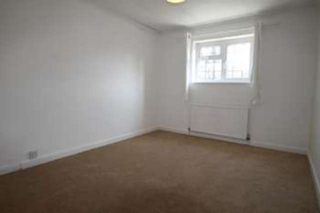  Image of 4 bedroom Detached house to rent in Foresters Drive Wallington SM6 at Wallington, SM6 9DG