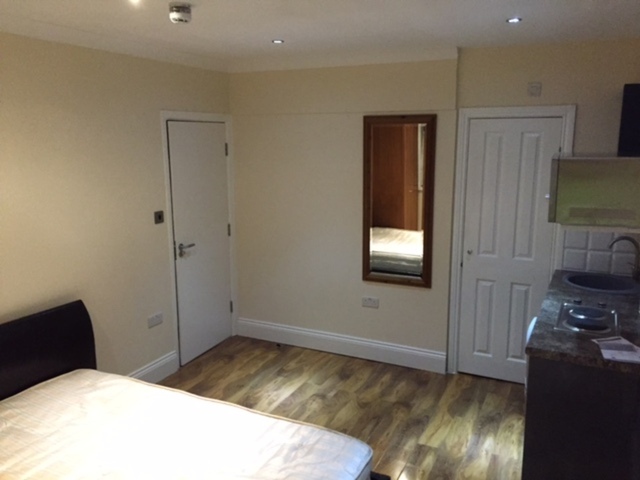  Image of Studio flat to rent in Forres Gardens London NW11 at GOLDERS GREEN  LONDON, NW11 7EX