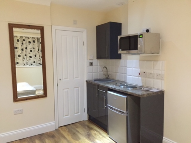  Image of Studio flat to rent in Forres Gardens London NW11 at GOLDERS GREEN  LONDON, NW11 7EX