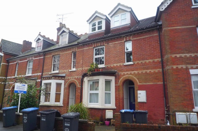 Image of 1 bedroom Flat to rent in Green Hedges Avenue East Grinstead RH19 at East Grinstead, RH19 1DZ