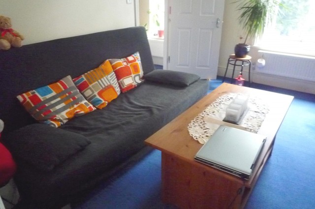  Image of 1 bedroom Flat to rent in Green Hedges Avenue East Grinstead RH19 at East Grinstead, RH19 1DZ