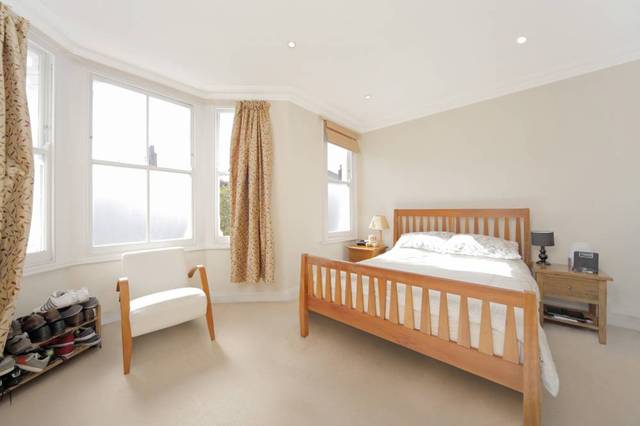  Image of 3 bedroom Flat to rent in Hafer Road London SW11 at Hafer Road  London, SW11 1HF