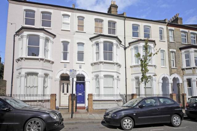  Image of 3 bedroom Flat to rent in Hafer Road London SW11 at Hafer Road  London, SW11 1HF