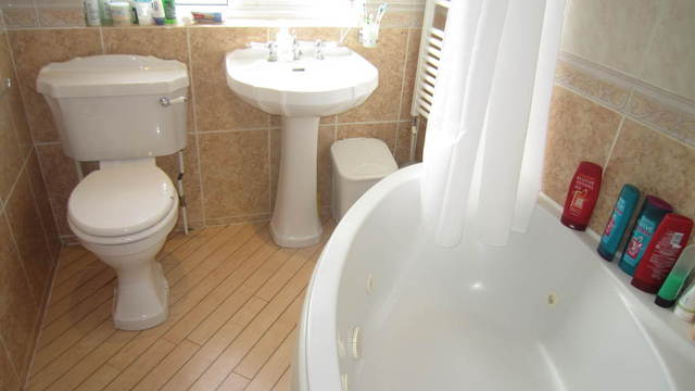  Image of 4 bedroom Property for sale in Hayes End Drive Hayes UB4 at Middlesex  Hayes, UB4 8HE