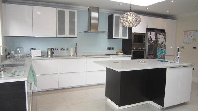  Image of 4 bedroom Property for sale in Hayes End Drive Hayes UB4 at Middlesex  Hayes, UB4 8HE