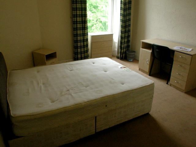 Image of 4 bedroom Flat to rent in Hillside Street Hillside Edinburgh EH7 at Hillside Edinburgh Edinburgh, EH7 5HB