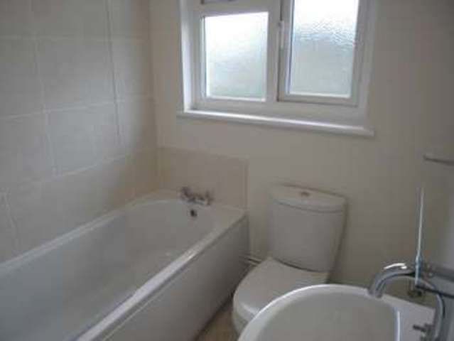  Image of 2 bedroom Flat to rent in Hiltingbury Road Chandler
