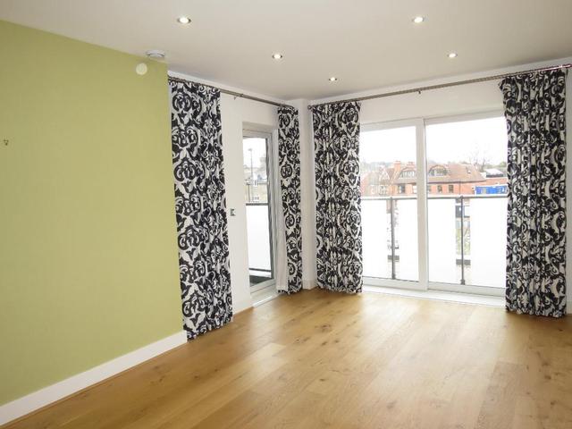  Image of 1 bedroom Flat to rent in Coombe Lane London SW20 at Raynes Park, SW20 0BW
