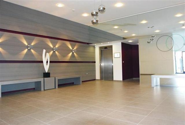  Image of 1 bedroom Flat to rent in Coombe Lane London SW20 at Raynes Park, SW20 0BW