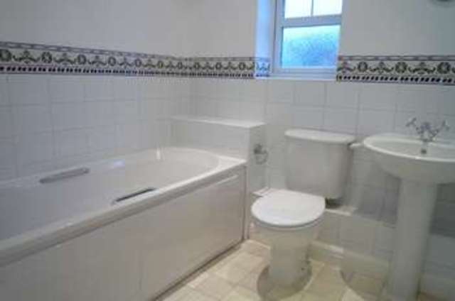  Image of 2 bedroom Apartment to rent in Heron Close Sutton SM1 at Heron Close Shearwater Sutton, SM1 2BY