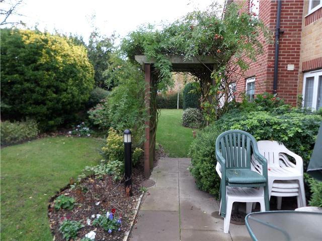  Image of 1 bedroom Apartment to rent in Chingford Mount Road London E4 at Kingswood Court 175 Chingford Mount Road Chingford, E4 8LL