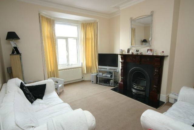  Image of 2 bedroom Flat to rent in London Road Portsmouth PO2 at 165 London Road North End Portsmouth, PO2 9AA