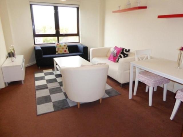  Image of 2 bedroom Flat to rent in Milnpark Gardens Glasgow G41 at Kinning Park Glasgow Glasgow, G41 1DW