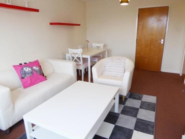  Image of 2 bedroom Flat to rent in Milnpark Gardens Glasgow G41 at Kinning Park Glasgow Glasgow, G41 1DW