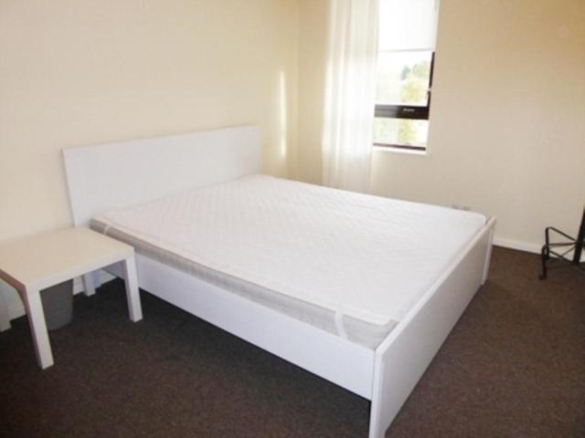  Image of 2 bedroom Flat to rent in Milnpark Gardens Glasgow G41 at Kinning Park Glasgow Glasgow, G41 1DW