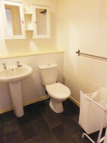  Image of 2 bedroom Flat to rent in Milnpark Gardens Glasgow G41 at Kinning Park Glasgow Glasgow, G41 1DW