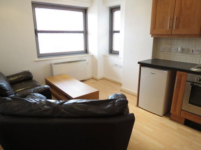  Image of 2 bedroom Apartment to rent in Princess Street Manchester M1 at 136 Princess Street  Manchester City, M1 7AF