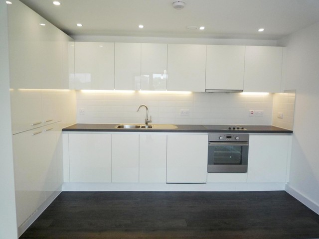  Image of 2 bedroom Apartment to rent in Queensway Redhill RH1 at Nobel House 4 Queensway Redhill, RH1 1TX