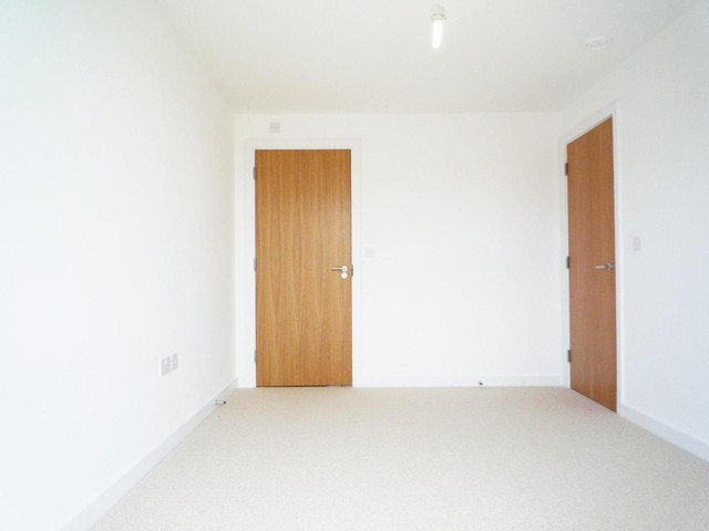  Image of 2 bedroom Apartment to rent in Queensway Redhill RH1 at Nobel House 4 Queensway Redhill, RH1 1TX
