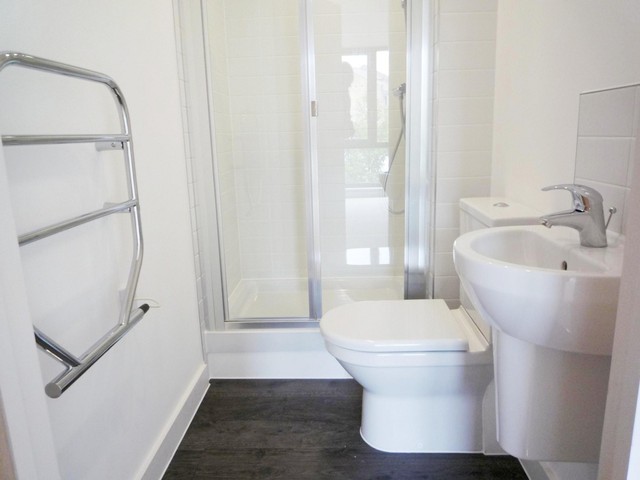  Image of 2 bedroom Apartment to rent in Queensway Redhill RH1 at Nobel House 4 Queensway Redhill, RH1 1TX