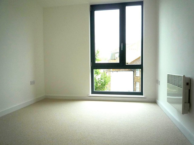  Image of 2 bedroom Apartment to rent in Queensway Redhill RH1 at Nobel House 4 Queensway Redhill, RH1 1TX