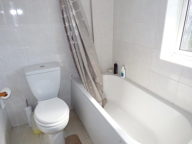  Image of 3 bedroom Detached house to rent in Orchard Close Ash Vale Aldershot GU12 at Ash Vale  Aldershot, GU12 5HU