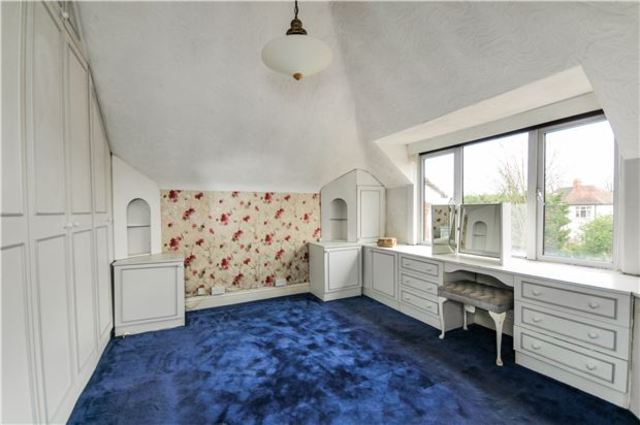  Image of 3 bedroom Flat for sale in Park Hill Carshalton SM5 at Surrey, SM5 3RU