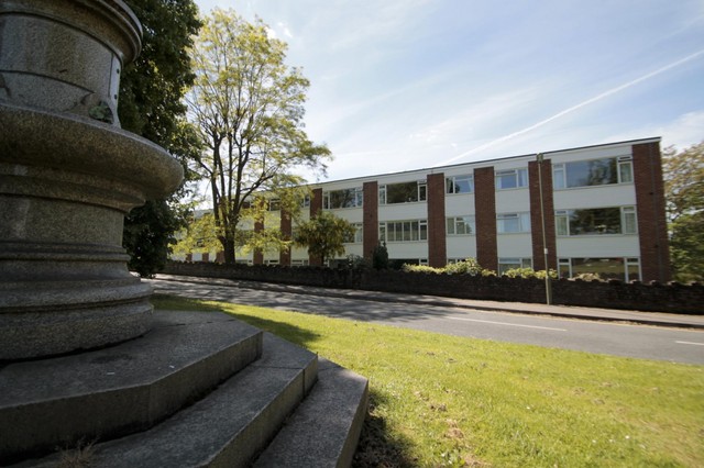  Image of 2 bedroom Flat to rent in Princes Road Weybridge KT13 at Weybridge, KT13 9BZ