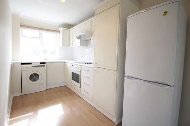  Image of 2 bedroom Flat to rent in Princes Road Weybridge KT13 at Weybridge, KT13 9BZ