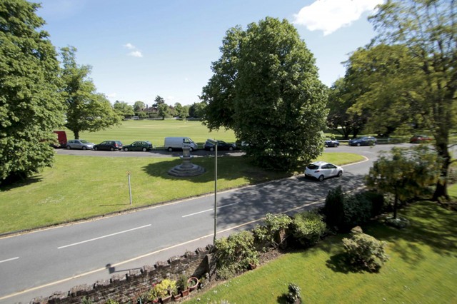  Image of 2 bedroom Flat to rent in Princes Road Weybridge KT13 at Weybridge, KT13 9BZ