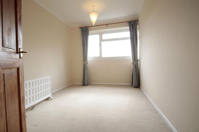  Image of 2 bedroom Flat to rent in Princes Road Weybridge KT13 at Weybridge, KT13 9BZ