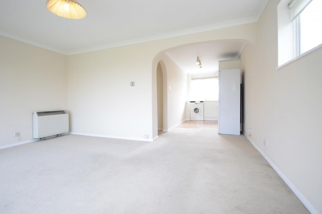  Image of 2 bedroom Flat to rent in Princes Road Weybridge KT13 at Weybridge, KT13 9BZ