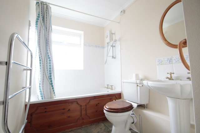  Image of 2 bedroom Flat to rent in Princes Road Weybridge KT13 at Weybridge, KT13 9BZ