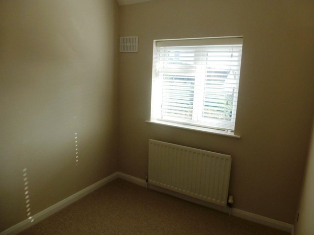  Image of 3 bedroom Detached house to rent in Raymond Crescent Guildford GU2 at Guildford, GU2 7SZ