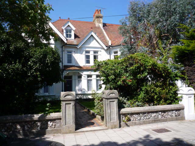  Image of 2 bedroom Flat to rent in Richmond Road Worthing BN11 at Worthing, BN11 4AF