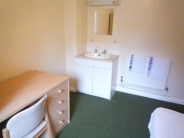  Image of Flat to rent in Meridian Way East Grinstead RH19 at East Grinstead, RH19 3GB